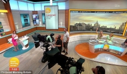 Nữ BTV bế con dẫn chương trình thời tiết gây sốt MXH