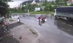 Va chạm với xe máy ở tốc độ cao, 3 thanh niên bị xe tải tông văng chục mét, 2 người chết