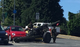 Hy hữu: Khẩu pháo 'đi lạc' đâm trúng hàng loạt xe hơi