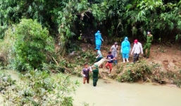 Tìm thấy thi thể bé gái mắc trên bụi tre sau khi bị lũ cuốn trôi 