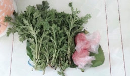 5 năm cưới nhau chồng mới đi chợ 2 lần, vợ trẻ khóc tu tu khi thấy mớ rau chồng mua về hầm với óc lợn