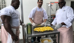 Đầu bếp Nhà Trắng chống đẩy 2222 cái, ăn 2 chục trứng luộc, 4 con gà mỗi ngày cho khỏe