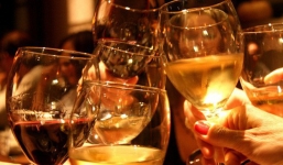 Từ thời cổ đại, 'cụng ly' bằng nước lọc đã bị coi là hết sức xui xẻo