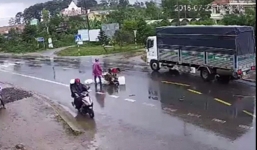 Xe máy 'kẹp 3' đối đầu xe tải, 2 thanh niên ngã ra đường tử vong tại chỗ
