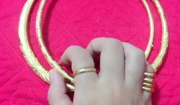 Khách vừa rời đi, cả nhà xúm lại ép nàng dâu tháo vàng cưới đưa mẹ chồng ngay sảnh tiệc khiến hội chị em 'nóng máu'