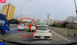 Hà Nội: Sau va chạm giao thông nhẹ, 2 tài xế lập tức lao vào giao đấu mà không nói một lời