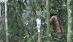 Thổ dân cuối cùng của một bộ lạc sống đơn độc trong rừng Amazon suốt 22 năm