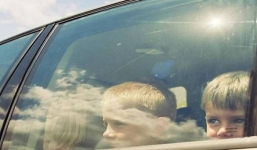 Hai chị em cùng gia đình chết vì mắc kẹt trong ô tô giữa thời tiết nắng nóng