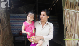 Xót cảnh bé gái 7 tuổi bị não úng thủy, suốt ngày chỉ biết lết theo mẹ xin ăn cơm mà không có tiền đi bệnh viện chữa trị