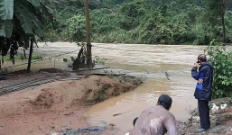 Lâm Đồng: Nam thanh niên đu dây vượt sông bị lũ cuốn trôi