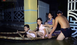 Người Hà Nội chèo thuyền tìm nơi 'lánh nạn' trong đêm: 'Dự đoán nước còn dâng cao nữa nên... chạy thôi'