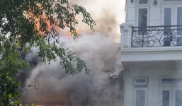 Hà Nội: Cháy lớn căn biệt thự cổ kiểu Pháp, trẻ em lao thoát ra ngoài