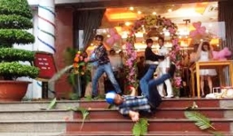 Mâu thuẫn trong tiệc cưới, thầy giáo bị nhóm trai làng đánh trọng thương