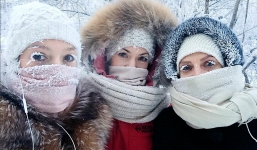 Sau bức ảnh lông mi đóng băng nổi tiếng, cô gái Nga tiếp tục chia sẻ bức ảnh selfie mùa hè đáng sợ không kém