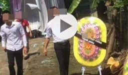 Đánh ghen ầm ĩ xưa rồi, 2 con gái gửi hẳn vòng hoa tang đến mừng đám cưới của bố và nhân tình trẻ