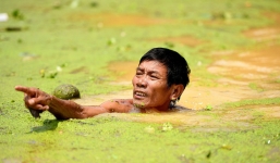 Sau 1 tuần mưa, người Hà Nội dùng thuyền tự chế, bơi trong dòng nước ngập ao bèo về nhà