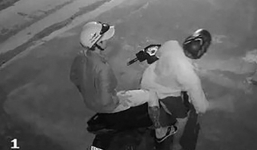 Camera an ninh quay cảnh 2 thanh niên bẻ khoá cổng trộm ô tô 7 chỗ ở Sài Gòn