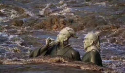 Tình trai bên dòng nước dữ: Những tấm ảnh đang hot nhất cộng đồng mạng Trung Quốc hiện nay