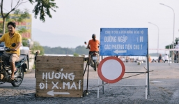 Chùm ảnh: Người lớn, trẻ nhỏ Hà Nội mặc áo phao ùa ra đường tỉnh lộ bơi lội, đánh cá sau nhiều ngày mưa ngập