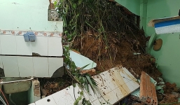 Sạt lở đất ở Lâm Đồng, 5 nhà dân bị đổ sập