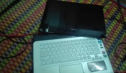 Góc manh động: Trộm thò tay qua cửa sổ lấy laptop, bị phát hiện rút luôn dùi cui điện doạ lại chủ nhà