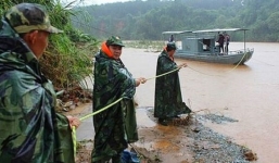 4 cán bộ thủy văn tỉnh Kon Tum bị kẹt giữa dòng nước lớn suốt 8 giờ