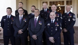 Nhóm chuyên gia Úc cứu đội bóng Thái Lan được tặng huy chương dũng cảm