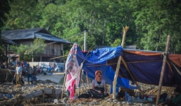 Ôm con trai chạy lũ, người mẹ bị cuốn trôi