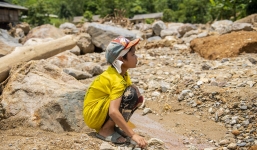 Bà nội kể phút kinh hoàng khi con dâu và 2 cháu bị lũ cuốn trôi ở bản Tủ