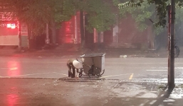 Hình ảnh cô lao công cặm cụi nhặt rác cho khỏi tắc cống dưới trời mưa lớn trong đêm ở Thái Nguyên khiến nhiều người xúc động