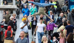 Khán giả Anh trầm trồ thích thú khi Quốc Cơ - Quốc Nghiệp diễn xiếc ngay giữa đường phố