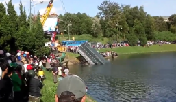 Xe tải mất lái lao xuống hồ Xuân Hương ở Đà Lạt khiến 2 người bị thương