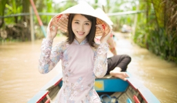 Từng gây sốt vì quá đẹp, mỹ nhân sinh năm 2000 khiến fan ngã ngửa vì... như người khác trong bộ ảnh ở Việt Nam