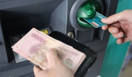Du khách đang rút tiền tại cây ATM, bất ngờ bị đối tượng lạ đâm thủng bụng