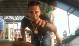 Vụ nam thanh niên xăm trổ vạch quần ở BOT Mỹ Lộc: Nam nhân viên bảo vệ lên tiếng