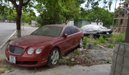 Xót xa cảnh siêu xe tiền tỷ Bentley bị phủ bụi ở vỉa hè Hải Phòng