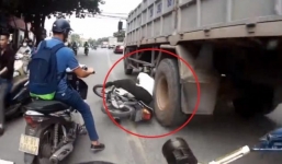 Người đàn ông may mắn thoát khỏi tử thần sau khi ngã trước bánh xe tải