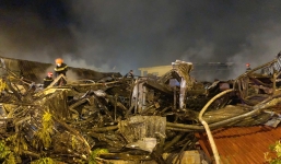 Chợ Gạo vẫn bùng phát lửa và cháy âm ỉ sau 5 tiếng, tiểu thương ngồi thất thần trong đám khói mù mịt