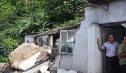 Tảng đá 10 tấn bất ngờ lăn từ trên núi đè bẹp nhà dân khiến một nam thanh niên tử vong