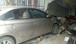 Nhầm chân ga, nữ tài xế tông thẳng vào nhà dân, 2 người thương vong