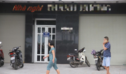 Thi thể người đàn ông nồng nặc mùi thuốc trừ sau trong nhà nghỉ