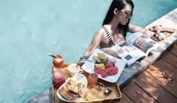 Ăn sáng trên giường, trên bàn giờ xưa rồi, bây giờ phải khoe đồ ăn ở hồ bơi thì mới chuẩn phong cách “rich kid”