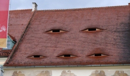 Ở quê hương của Dracula, đến cả nhà cửa cũng khiến người ta lạnh gáy với những 'con mắt' dõi theo người qua lại