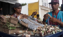 Lạm phát kinh hoàng ở Venezuela: Đi chợ phải mang xe đẩy chở tiền