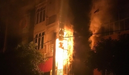 Quán massage 5 tầng ở Hà Nội bốc cháy ngùn ngụt