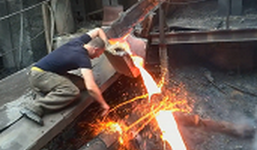 Người đàn ông đập tay trần vào dòng kim loại nóng chảy mà không bị bỏng