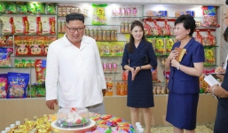 Phu nhân Triều Tiên Ri Sol-ju tái xuất, xinh đẹp rạng rỡ trong chuyến thị sát cùng chồng