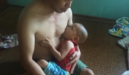 Ông bố dỗ con bằng cách vạch ti cho bú, mẹ thấy hay hay chụp ngay đăng mạng, chỉ thấy dân tình mắng tới tấp