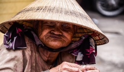 Tác giả bộ ảnh về bà cụ mù một mắt, lang thang ăn xin khắp chợ Lagi: 'Mấy hoàn cảnh trước đã có người giúp đỡ, còn cụ Sáu thì chưa'