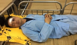 Nhân viên hãng xe Mazda bị 6 đối tượng côn đồ chặn đường trùm áo mưa hành hung